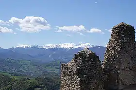 Vue du mont Cusna depuis le :château des Carpinete (it).