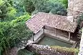 Le lavoir jouxtant un jardin fleuri (août&nbsp;2011)