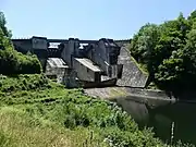 Le ruisseau des Mousseaux arrive par la gauche au premier plan dans un étang formé par l'éclusée des déversoirs nord de la retenue de Castelnau-Lassouts.