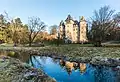 Le château vu depuis la rivière Trzemna&nbsp;(pl)