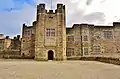 Castel Drogo&nbsp;(en), construit par Edwin Lutyens dans les environs de Drewsteignton (Devon) entre 1911 et 1930.