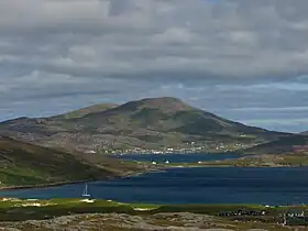 Heaval dominant Castlebay depuis Vatersay.