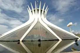 La cathédrale entourée d'un bassin d'eau.