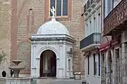 Le porche en marbre blanc du XVIIe siècle.