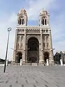 La façade.
