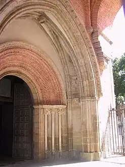 Le portail du XIIe&nbsp;siècle est couvert par la partie du XIVe&nbsp;siècle, gothique.