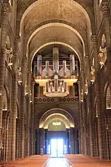 Les orgues sur la tribune au-dessus du narthex.