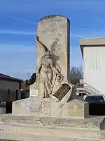 Le monument aux morts sur une place près de la RD 1113 (janv.&nbsp;2010)