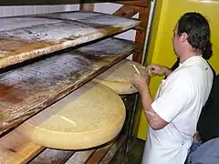 Contrôle, avec une sonde, de l’affinage.