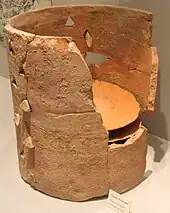 Pernettes fichées dans les trous triangulaires d'une casette, XIXe&nbsp;siècle, musée de la céramique de Rouen.