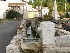 Fontaine près de l'église, alimentée par une pompe électrique.