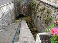 Fontaine et lavoir au pied du coteau, près de l'église et de la mairie.