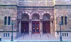 L'entrée de la synagogue (2012)