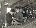 Professeur et élèves de la section des ajusteurs.