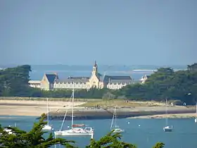 Vu depuis le Mont-Esprit, au Croisic, l'ancien hôpital, devenu centre hélio-marin.