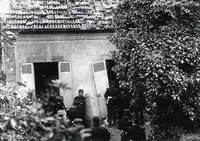 La police entre dans le pavillon de Nogent-sur-Marne, au no&nbsp;9 rue du Viaduc, ou Valet et Garnier étaient retranchés.