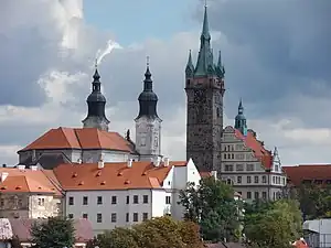 Église baroque et Tour noire.