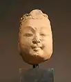 Tête de Bodhisattva. Marbre blanc, H. : 32,5 cm. Hebei. Musée Cernuschi. Site du musée.