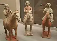 Musiciennes à cheval, figurines, dynastie Tang, début du VIIIe&nbsp;siècle.