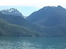 Le lac Puelo au sein du parc national du lac Puelo. Au fond, le mont Aguja Sur.