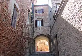 La porte Alberti du XIVe siècle.