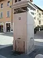 Piazza Amendola, détail de la fontaine