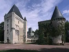 Le donjon et le logis seigneurial du XIXe&nbsp;siècle, reliés à l'époque par l'aile Ouest, détruite dès 1766.