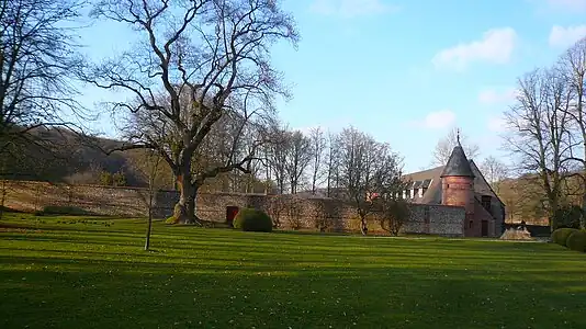 L'entrée sud-ouest ; derrière le mur, le potager.