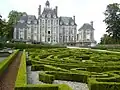 Le château de Balleroy (édifié à partir de 1626), construit en briques et en pierres, marque un tournant dans l'histoire de l'architecture française.