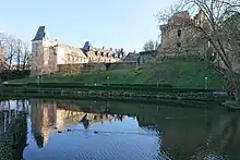 Photographie du château au-dessus de l'étang de la Torche.