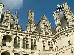 Les travées sont rythmées par des fenêtres à meneaux et des loggia encadrées de pilastres dont les corbeilles des chapiteaux sont ornées de fleur de lys ou de croissant entre deux palmettes.