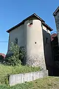 Bâti situé sur la droite.