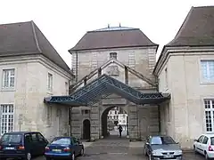 Porte de ville à pont-levis du XVIe&nbsp;siècle, sur le site de l'ancien château, rue du vieux château, à Dole.