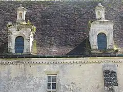 Le classicisme épuré des lucarnes, témoignant du style Le Prestre, exprime l'évolution esthétique de la seconde renaissance&nbsp;(1540 à 1559/1564).