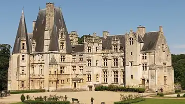 Partie centrale du château de Fontaine-Henry (vers 1500).