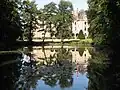 Reflet de la façade sud du château dans l'étang.