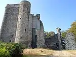 Logis rénové (à gauche) et ruines (à droite).