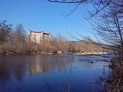Façade du château de Volhac depuis la Loire.