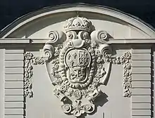 Photographie des armoiries de Louis&nbsp;XIV sur le château.
