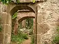 Intérieur des ruines en 2007.