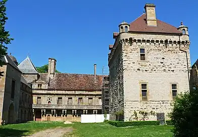 Le donjon et la façade sur cour
