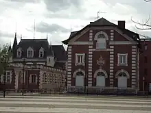 Bâtiments de briques rouges et de tuffeau blanc.