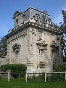 L'un des deux pavillons d'entrée du château de Fitz-James (XVIIIe&nbsp;siècle).