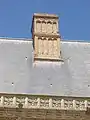 Soufflets tête-bêche quatre par quatre et inclinés, balustrade début XVIe&nbsp;siècle.