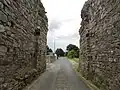 Vue du passage avec vestiges des vantaux.