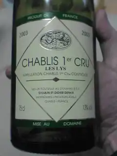 Une bouteille de chablis premier cru.