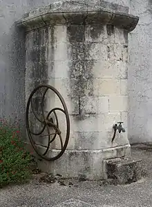 Pompe à eau de village, Chaillé-les-Marais.- France.