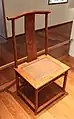 Chaise guanmaoyi en bois huanghuali, début XVIIe&nbsp;siècle. Musée Guimet.