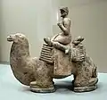 Chamelier en terre cuite (qiantuo yong), H. 21 cm, Wei du Nord (386-534). Musée Cernuschi, notice :