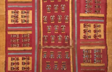 Tunique sans manche (ou poncho) de culture Chancay (entre 1200 et 1470 de notre ère), avec des condors en vol.
